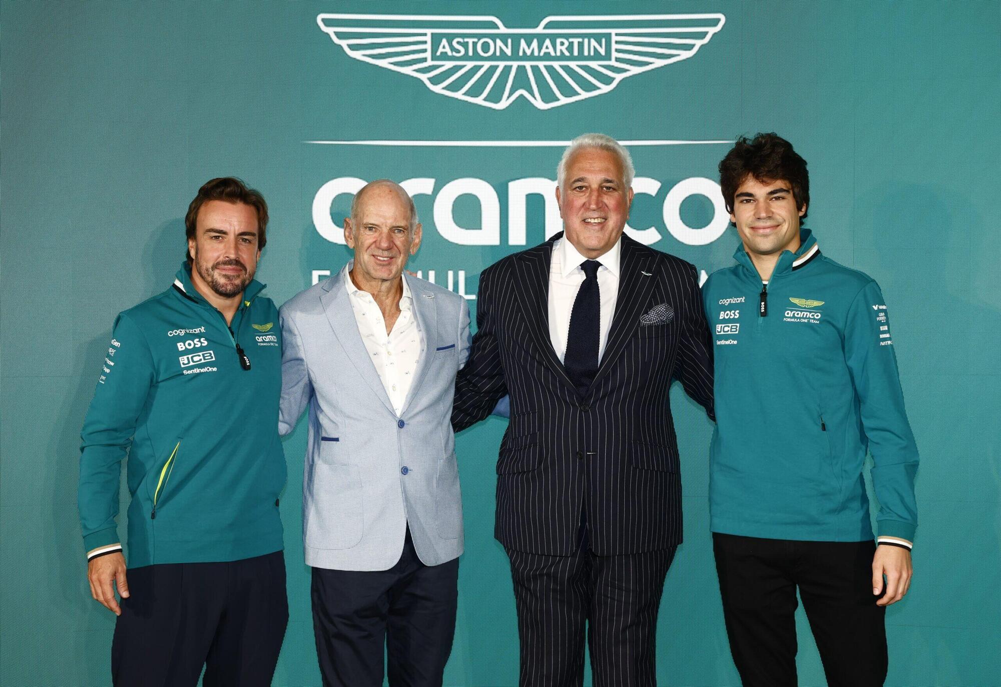 Adrian Newey insieme ai due piloti Aston Martin Fernando Alonso e Lance Stroll e al proprietario, Lawrence Stroll.