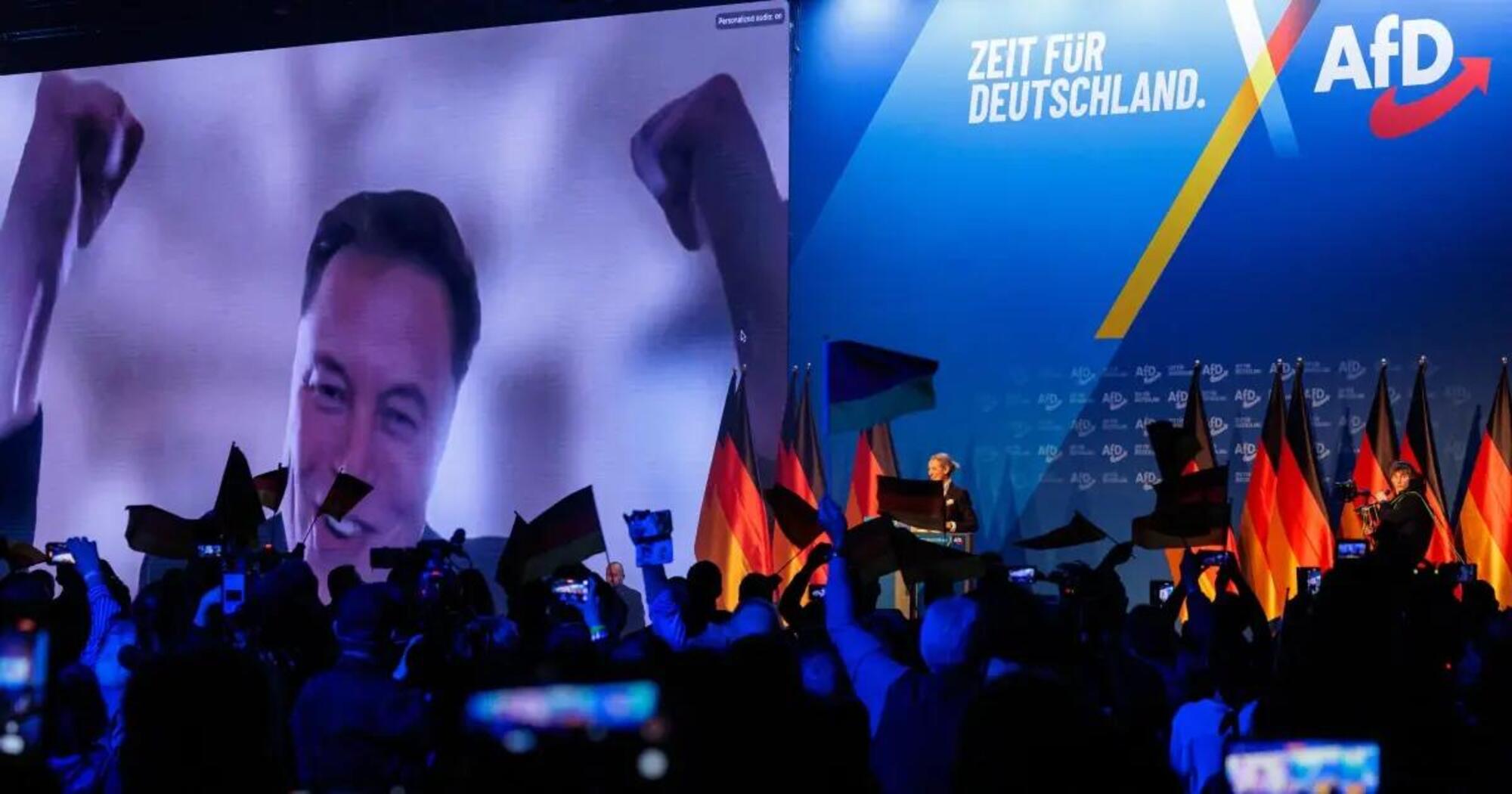 Elon Musk durante la cerimonia per la campagna elettorale dell&#039;Afd 