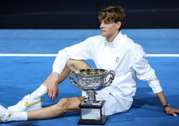 Australian Open, ma Sinner ha copiato Djokovic su Kobe Bryant? Ecco perch&eacute; Jannik ha messo le scarpe del Mamba dopo aver vinto la finale a Melbourne, ma Nole...