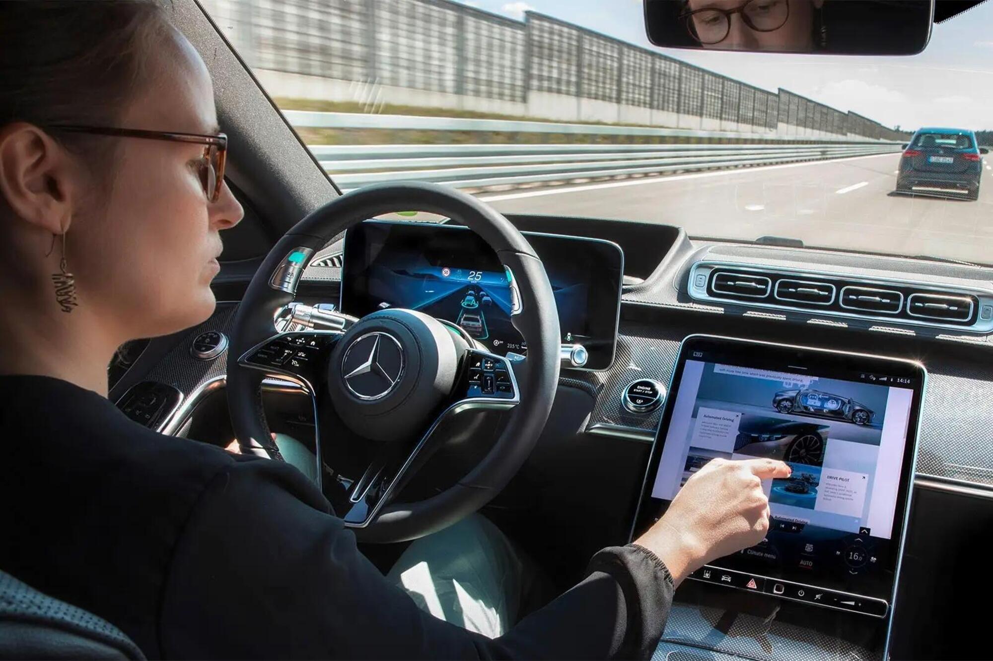 I touchscreen sempre più dominanti in auto sollevano questioni di sicurezza