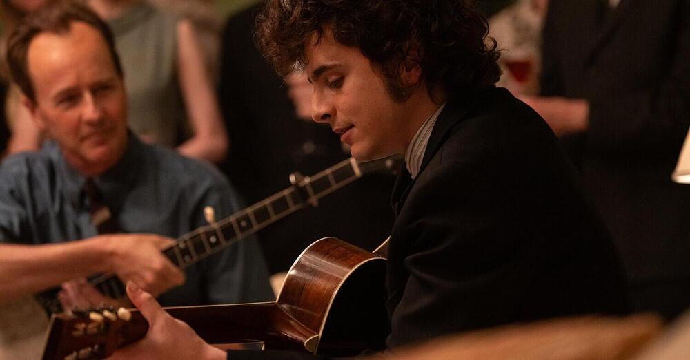 Abbiamo visto al cinema &ldquo;A Complete Unknown&rdquo; con Timoth&eacute;e Chalamet: ma com&rsquo;&egrave;? Di Bob Dylan non sappiamo nulla, nell&rsquo;epoca in cui degli artisti conosciamo tutto. Ecco perch&eacute; quello di Mangold &egrave; un film anti-contemporaneo