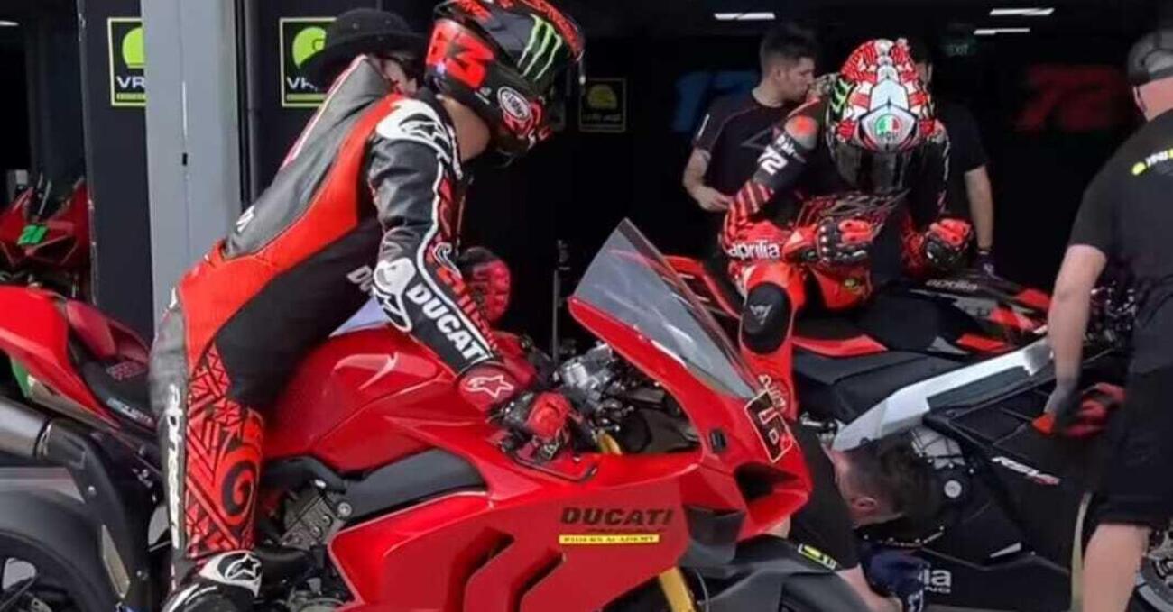 [VIDEO] Ducati Panigale V4 vs Aprilia RSV4 vs Honda CBR: sfida totale a Lombok. Ah, ci sono anche Pecco, Morbidelli, il Diggia, il Bez e Marini