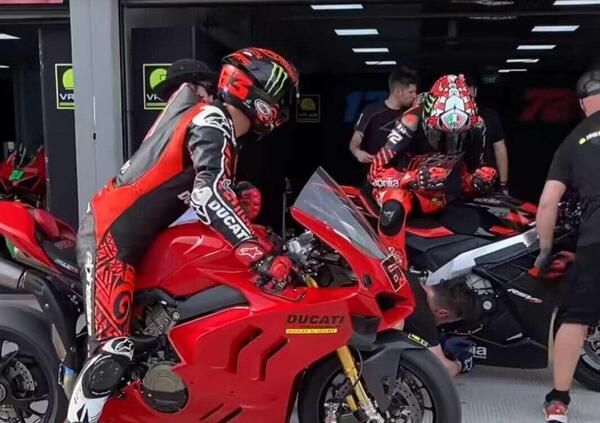 [VIDEO] Ducati Panigale V4 vs Aprilia RSV4 vs Honda CBR: sfida totale a Lombok. Ah, ci sono anche Pecco, Morbidelli, il Diggia, il Bez e Marini