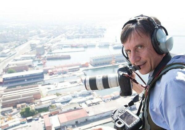 Il fotografo Massimo Sestini si &egrave; risvegliato dal coma: l&rsquo;immersione e la corsa in ospedale, le prime parole ai suoi salvatori. Ecco cosa sappiamo