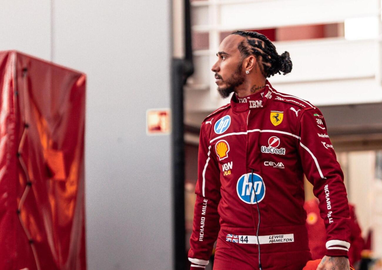 Lewis Hamilton, a Barcellona con la Ferrari comincia nel peggiore dei modi. Eppure per i tifosi che credono alla cabala &egrave; quasi un miracolo