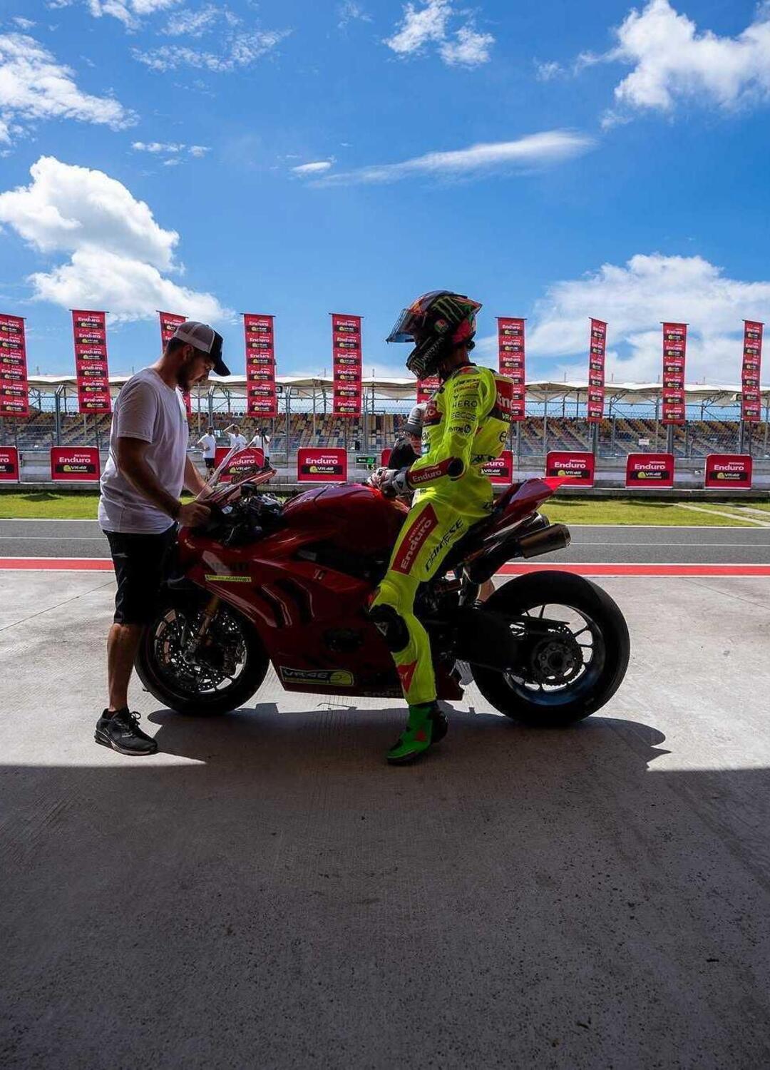 [VIDEO e FOTO] Ammettetelo: state sbavando sulla vita da non morire mai di Pecco e gli altri della VR46 in Indonesia