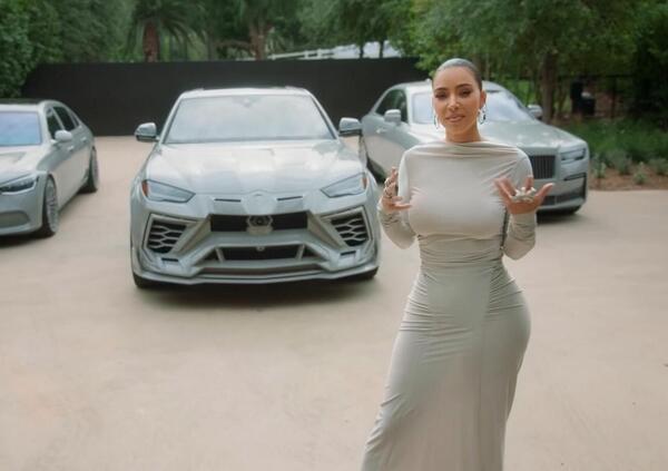 Ok, ma avete visto Kim Kardashian che spacca una Bmw con una mazza da baseball? C&#039;entra Kanye West? O forse Beyonc&eacute;... [VIDEO]