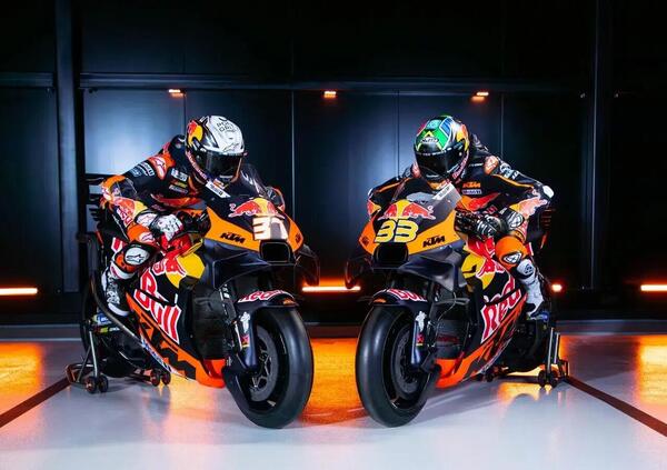 MotoGP 2025: KTM c&#039;&egrave; e ha pure grandi ambizioni. Ma a noi viene da dire &quot;tanti auguri a Meda e Sanchini&quot; dopo l&#039;unveiling di oggi