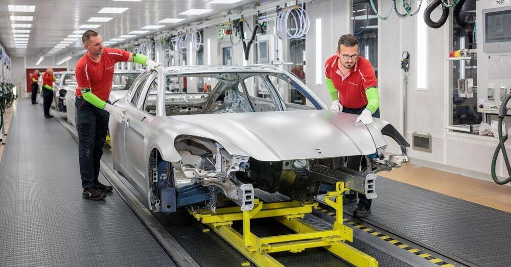 Volkswagen tra crisi e strategie: Audi e Porsche &ldquo;scappano&rdquo; negli Stati Uniti per sfuggire ai dazi di Trump producendo negli Usa? E la concorrenza di Bmw e Mercedes...