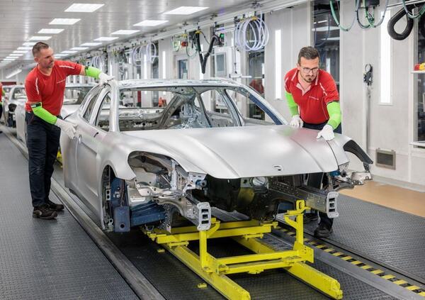 Volkswagen tra crisi e strategie: Audi e Porsche &ldquo;scappano&rdquo; negli Stati Uniti per sfuggire ai dazi di Trump producendo negli Usa? E la concorrenza di Bmw e Mercedes...