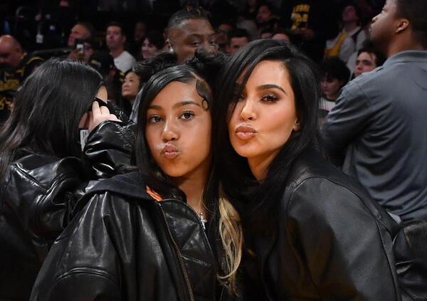 Tra Bianca Censori e Kim Kardashian, la figlia di Kanye, North West non sa pi&ugrave; chi copiare? O c&#039;entra sempre pap&agrave; Ye?