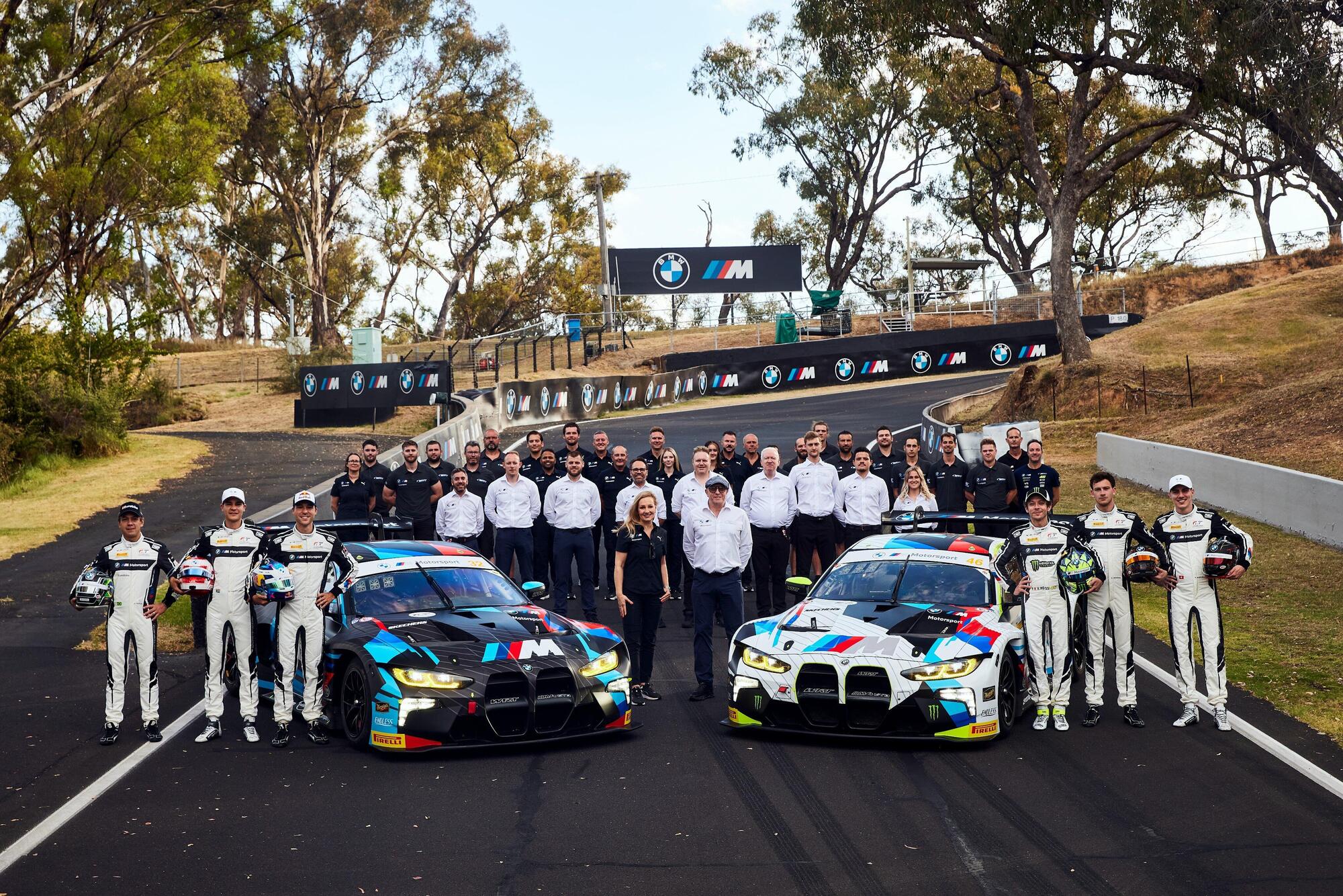 Tutto il team di BMW M Motorsport su una delle curve pi&ugrave; iconiche del tracciato di Bathurst