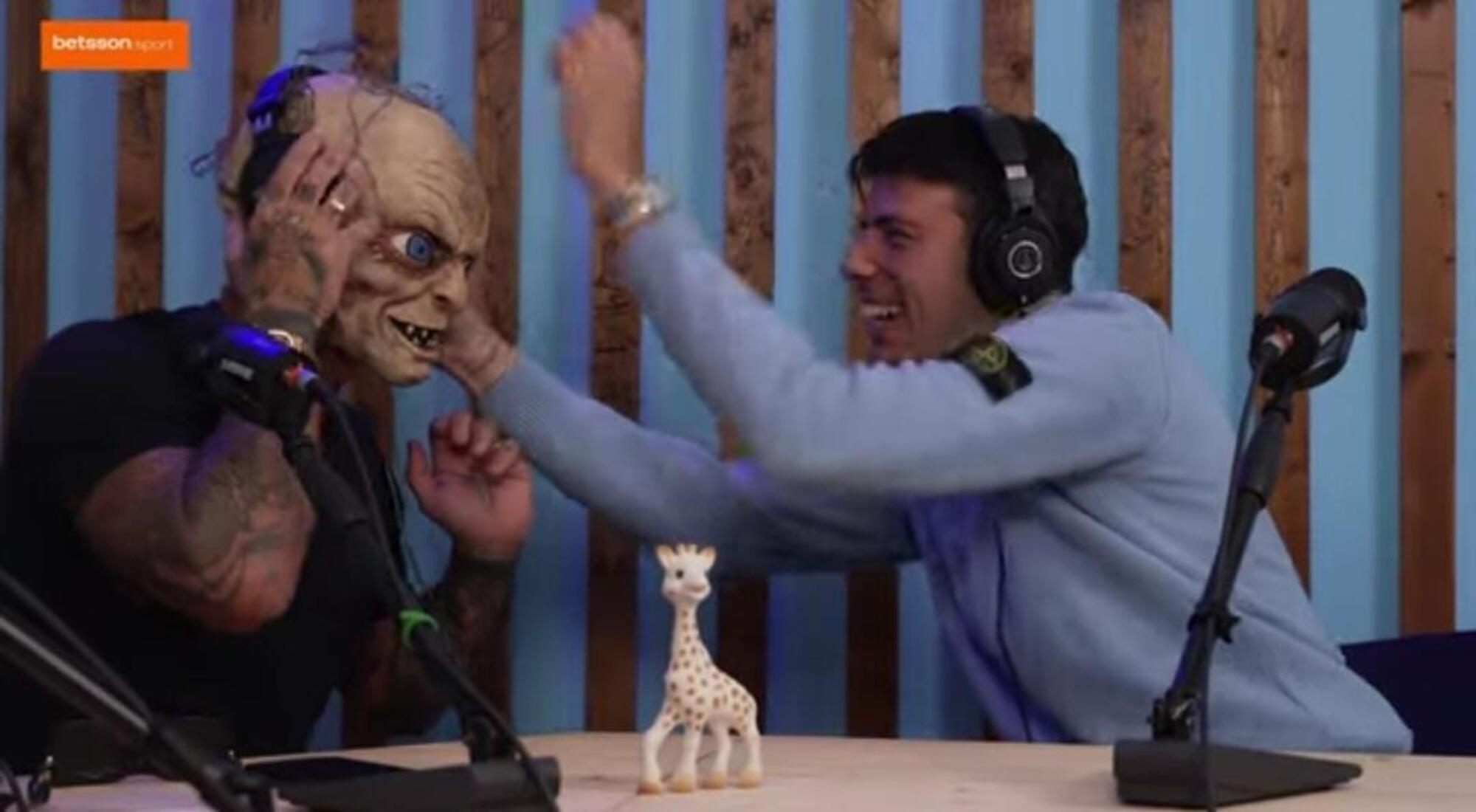 Fabrizio Corona con la maschera di Gollum a Gurulandia