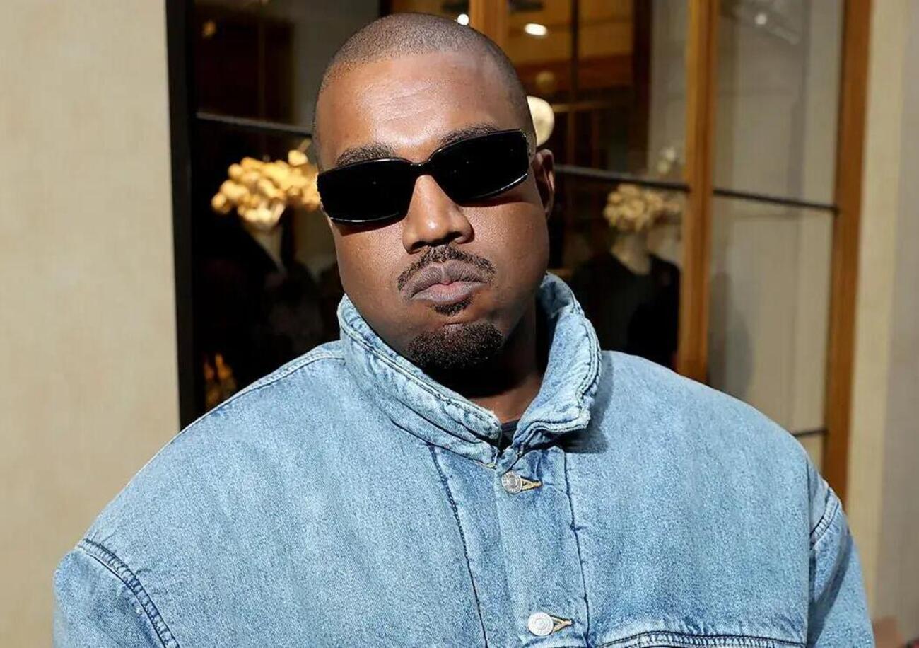 Kanye West scappa dai processi per non finire come Diddy? Che ci fa sempre a Tokyo mentre l&#039;ex assistente lo cerca per portarlo in tribunale?