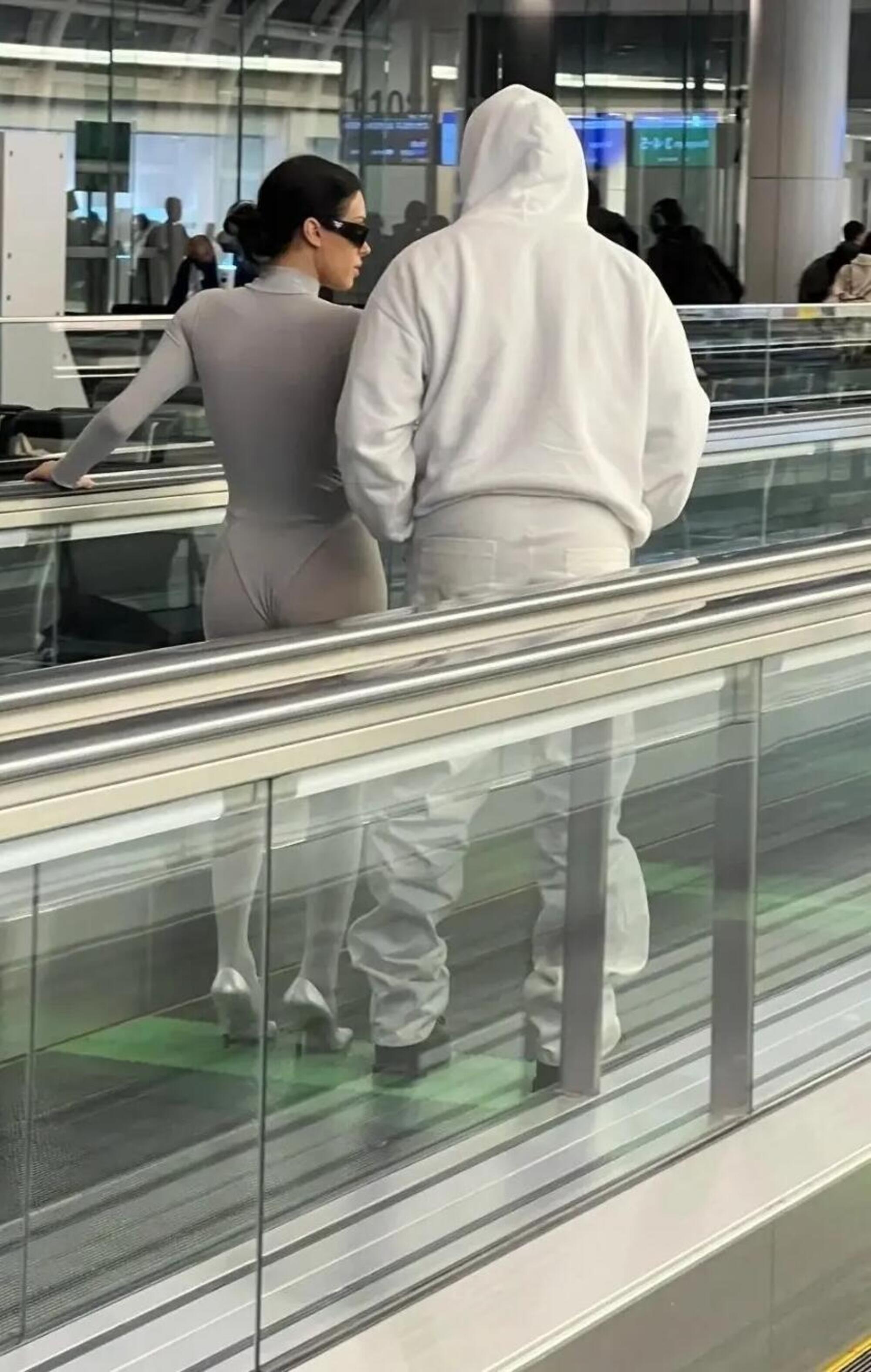 Bianca Censori e Kanye West intergalattici all&#039;aeroporto di Tokyo