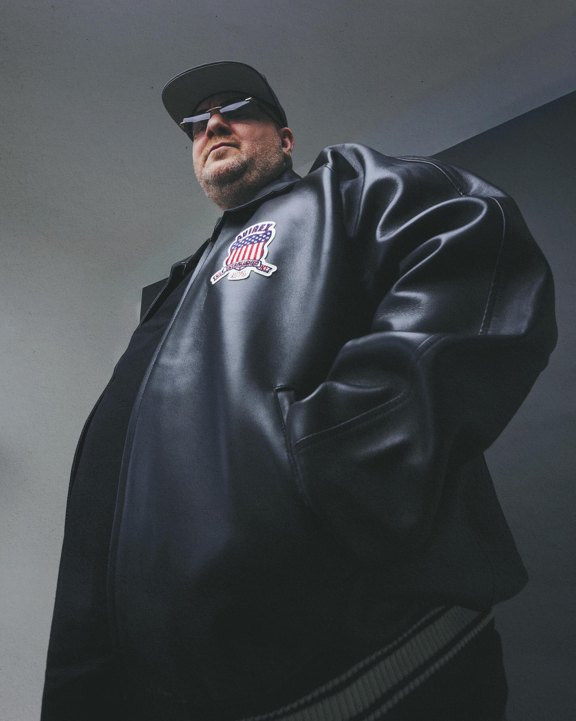 Ok, ma com’è “Fame” di Jake La Furia dal punto di vista musicale? Lo abbiamo fatto ascoltare a un esperto: Night Skinny in questo disco fa una masterclass di rap e produzione…