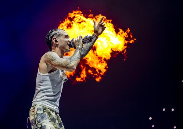 Siamo stati al concerto di Capo Plaza al Forum di Assago (Milano). Com&rsquo;&egrave; stato? Grandi ospiti (Emis Killa, Lazza e Tedua) e un&rsquo;opera d&rsquo;arte digitale come scenografia. E il pubblico&hellip;