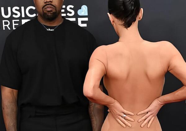 Bianca Censori nuda con Kanye West ai Grammy e cacciata? Una cosa &egrave; vera, l&rsquo;altra no. Ma la polizia? [FOTO e VIDEO]