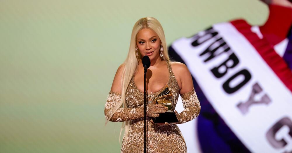 Beyonc&eacute; meritava di vincere ai Grammy Awards? Cowboy Carter &egrave; davvero il miglior album in assoluto del 2024? Ecco perch&eacute; potrebbe essere questione di complotti e meme sui ringraziamenti...