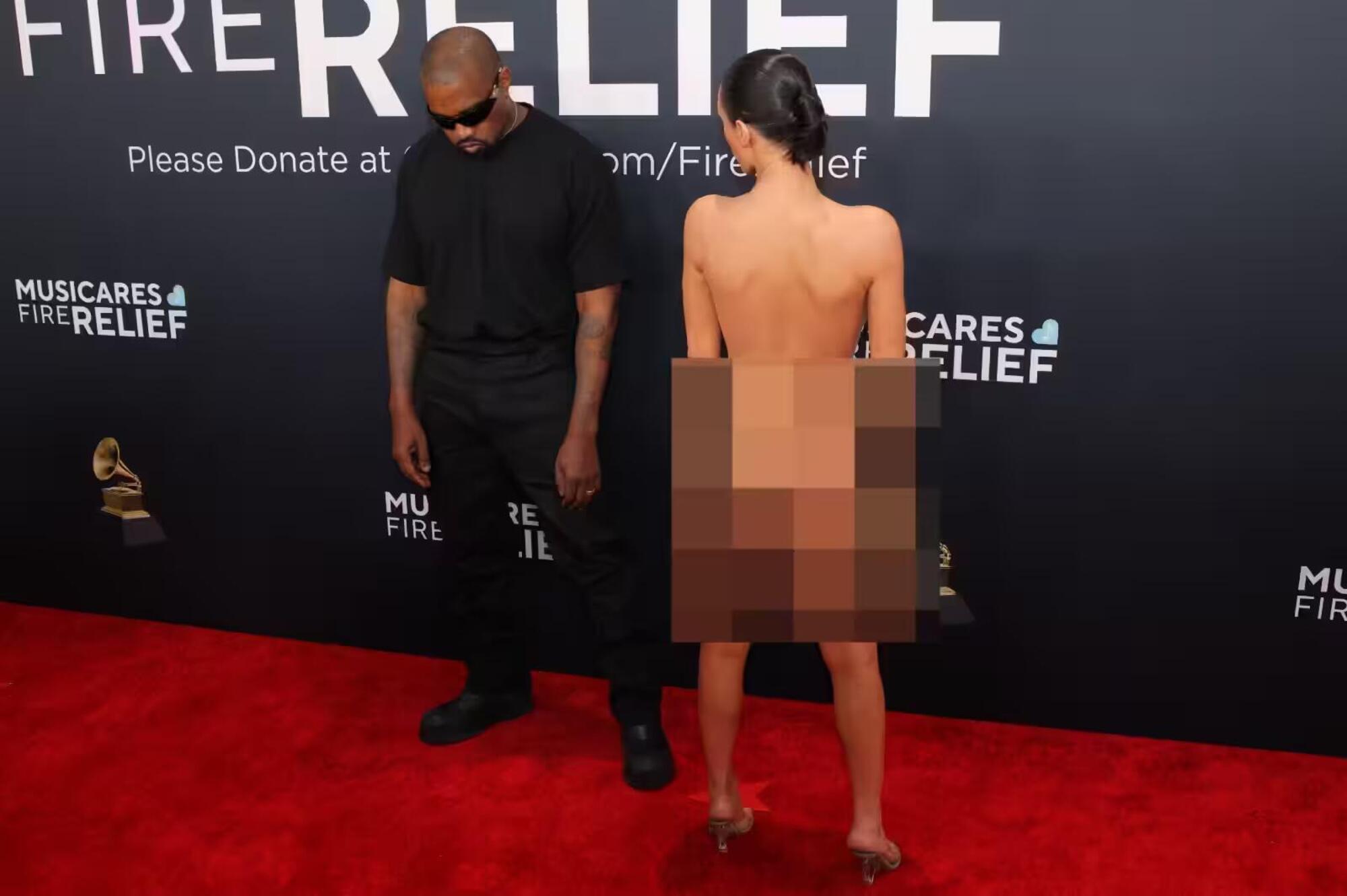 Bianca Censori nuda ai Grammy 2025 con Kanye West