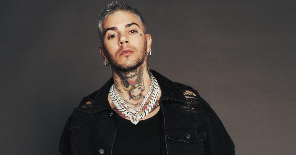 Abbiamo ascoltato il primo brano di Sanremo 2025, quello di Emis Killa dopo il ritiro. Ma com&rsquo;&egrave;? Una volta agli autoscontri mettevano Danza Kuduro, adesso la hit sar&agrave; Demoni&hellip;