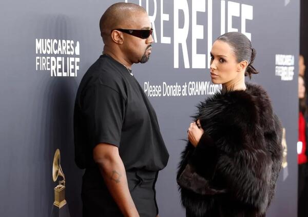 Bianca Censori nuda verr&agrave; punita? Parla la polizia. Ma lo scherzo ai Grammy coster&agrave; 20 milioni a Kanye West? E cosa c&rsquo;entra Kendrick Lamar? Intanto Ye e la moglie fanno festa&hellip; [FOTO e VIDEO]