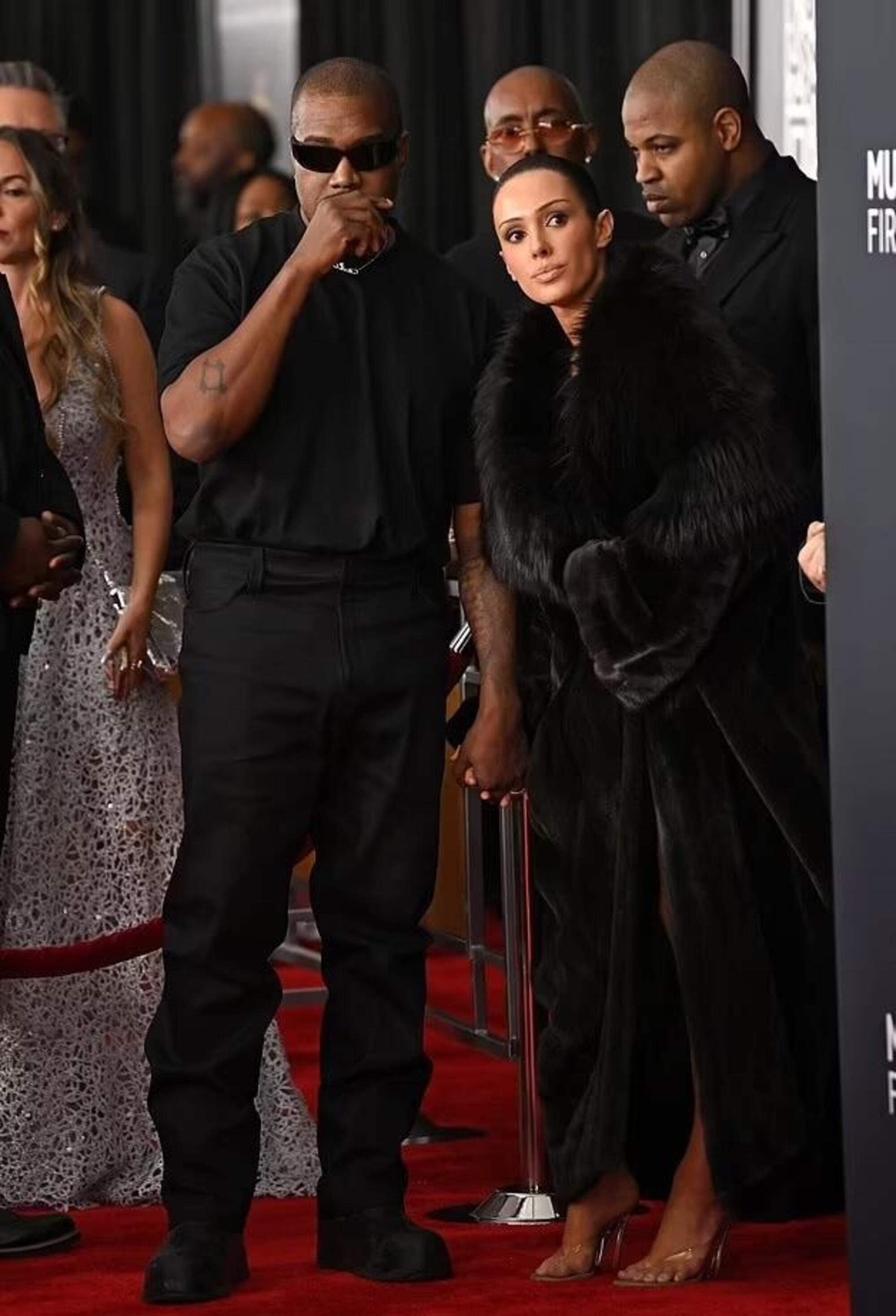 Kanye West e Bianca Censori in attesa del numero ai Grammy