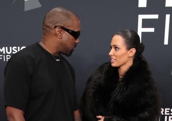 Kanye West tratta Bianca Censori come una topa da laboratorio? E cosa le ha detto sul red carpet dei Grammy prima che si spogliasse?