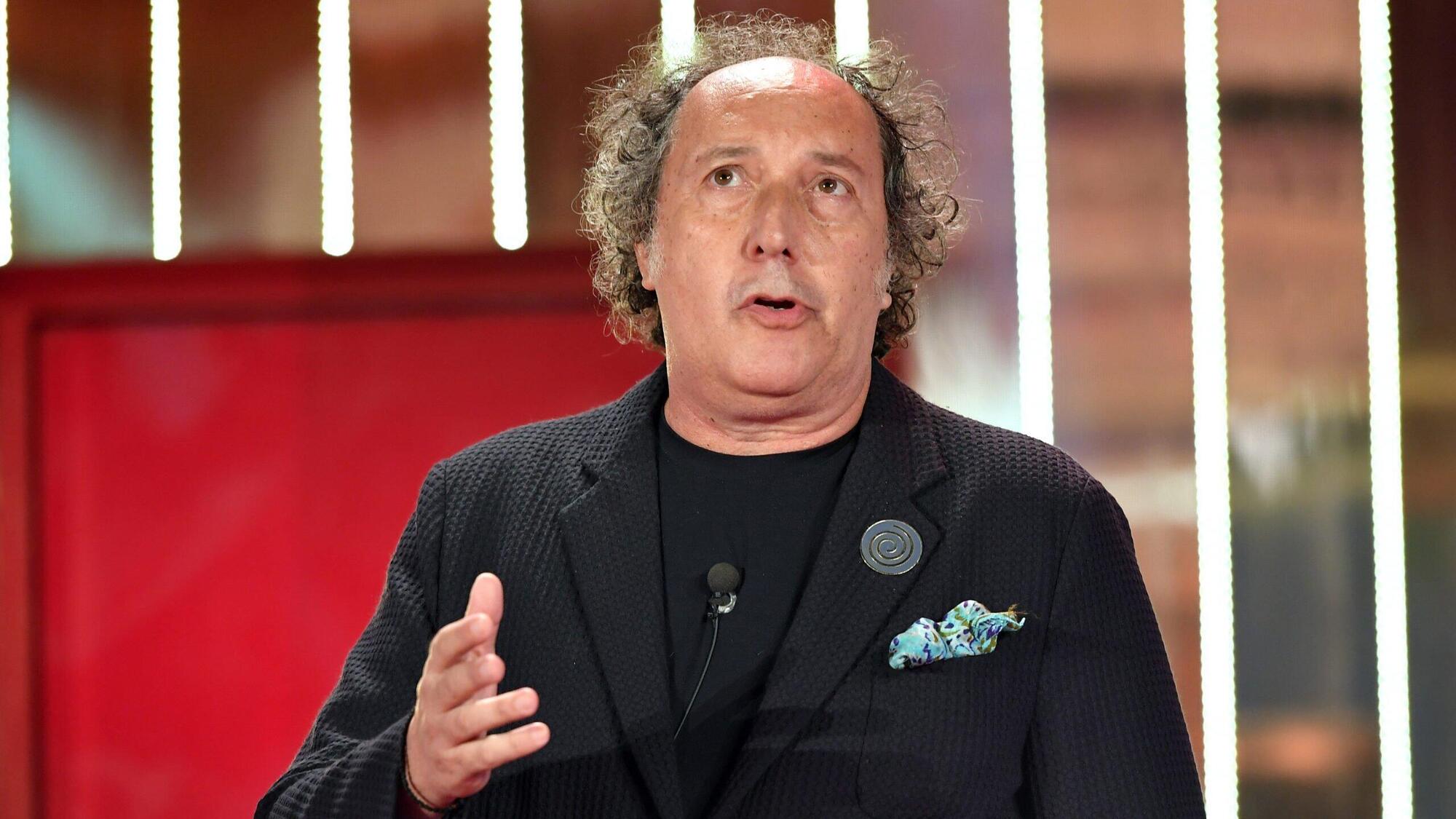 Fulvio Abbate davanti alla casa del Grande Fratello Vip, a cui partecipò nel 2020