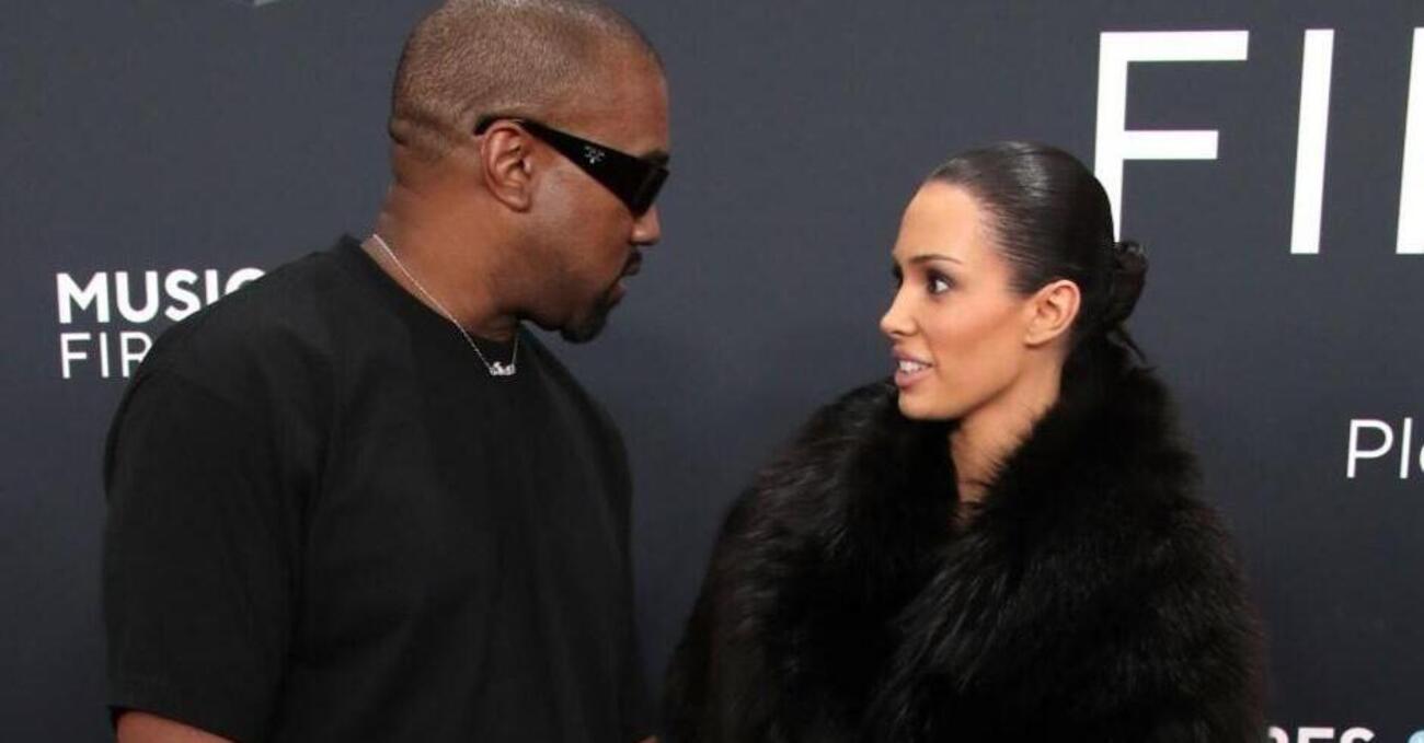Bianca Censori &egrave; &quot;dissociata&quot;? Lo sguardo perso mentre era nuda ai Grammy e altri segnali. Ma Kanye West &egrave; davvero un manipolatore?