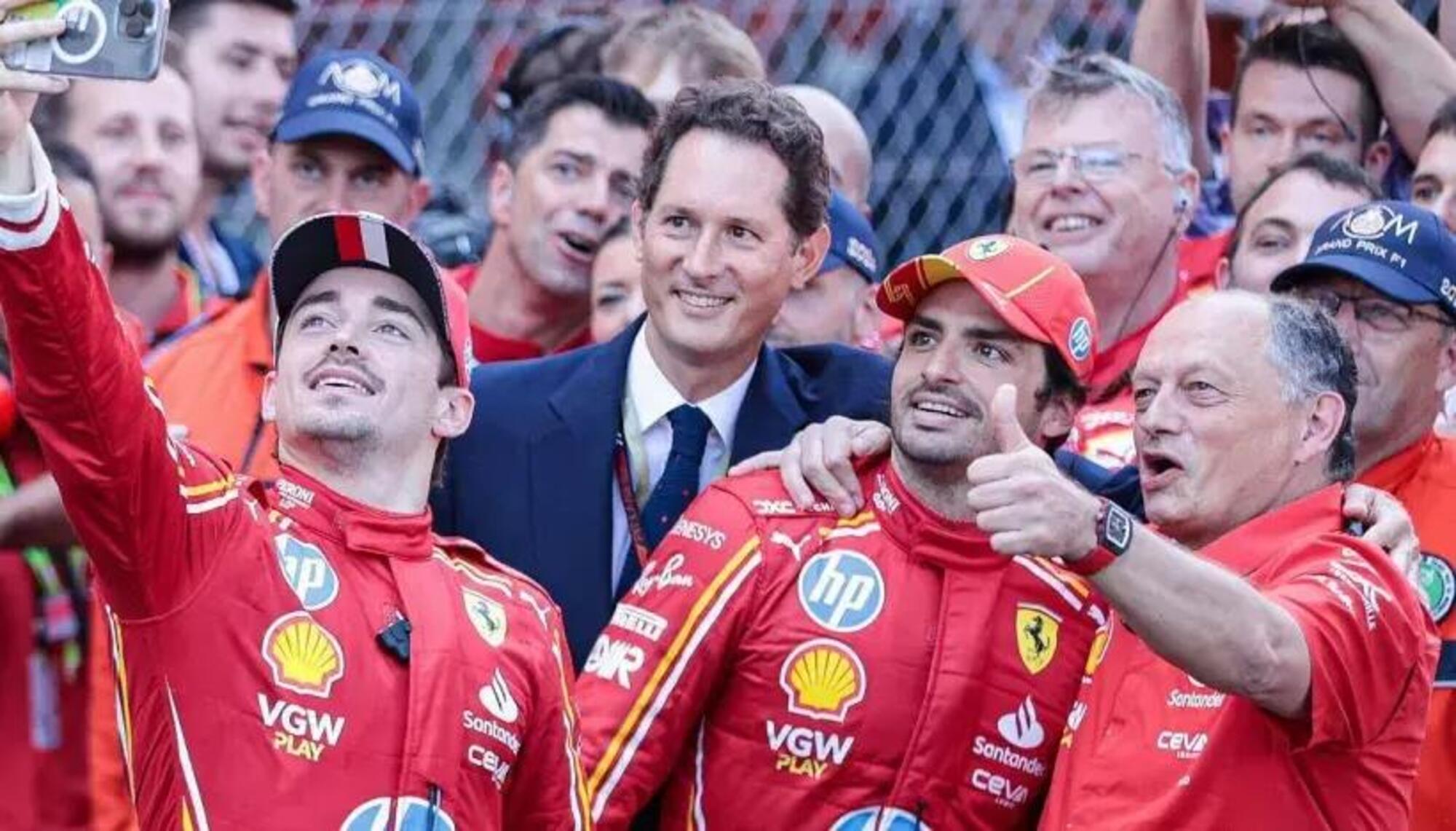 John Elkann con il team Ferrari