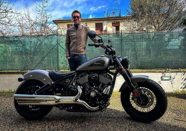 Ma avete visto Andrea Scanzi che &ldquo;strafottenza&rdquo; con la sua moto Jennifer, una Indian Chief Bobber Dark Horse 1890? [VIDEO]