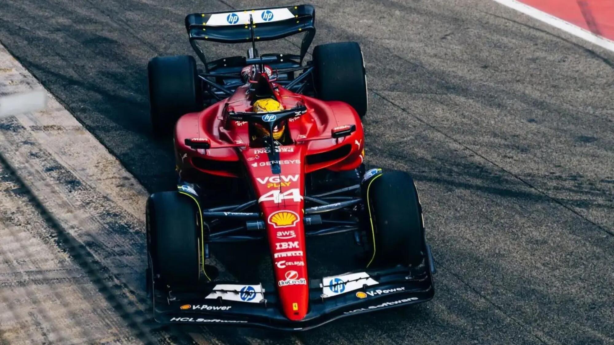 Lewis Hamilton al volante della Ferrari a Barcellona