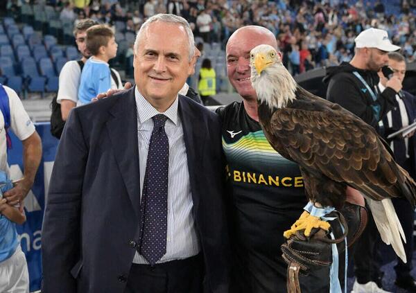 Il falconiere della Lazio, licenziato per una protesi al pene, torna allo stadio? S&igrave;, ma non all&#039;Olimpico: ecco dove far&agrave; volare l&rsquo;aquila Olympia e perch&eacute; Juan Bernab&eacute; ha accettato la cacciata di Lotito...