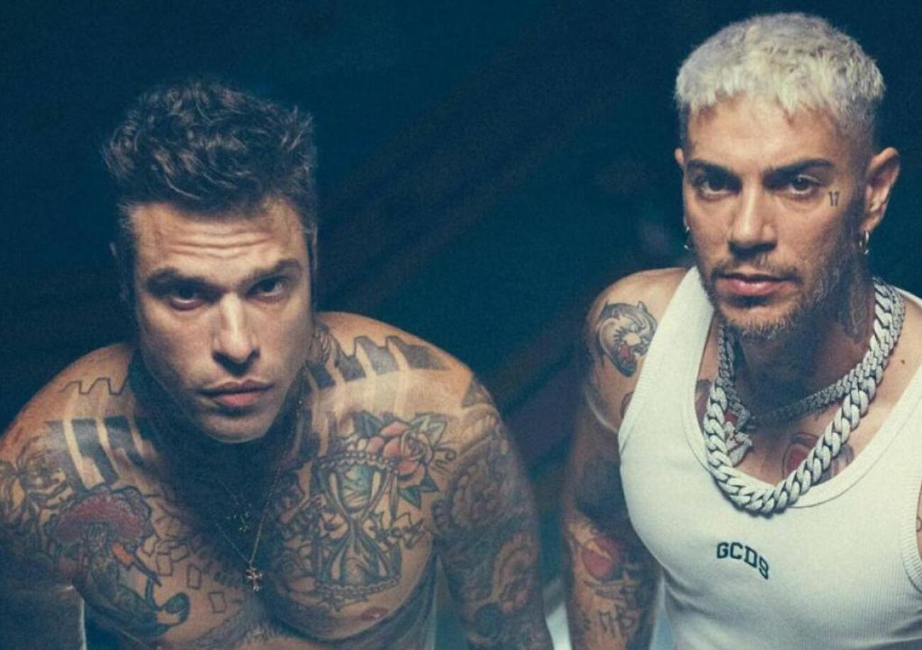 Caso ultras, dopo l&rsquo;avviso di garanzia a Emis Killa, ci sar&agrave; qualche notizia su Fedez durante Sanremo? Tra Procura e giornalisti circola la voce. Ecco cosa non torna nelle sue dichiarazioni. E occhio al personal trainer di Tony Effe&hellip;