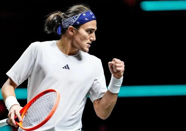 Ok, ma chi caz*o &egrave; Mattia Bellucci, il tennista convinto di poter essere Sinner che ha battuto Tsitsipas e Medvedev all&rsquo;Atp di Rotterdam (con servizio da sotto)?