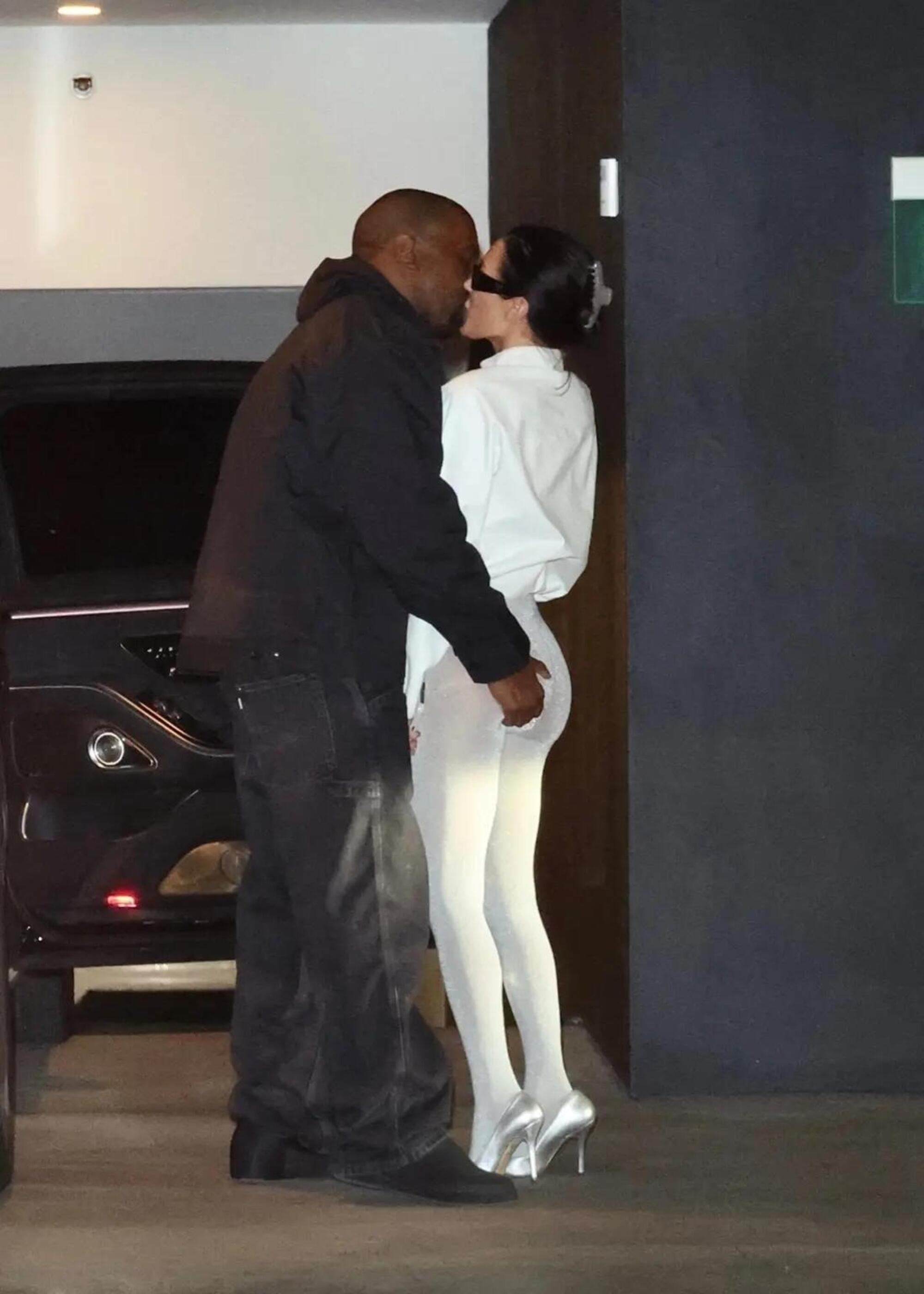 Kanye West si assicura che il prezioso lato B di Bianca Censori sia sempre al suo posto