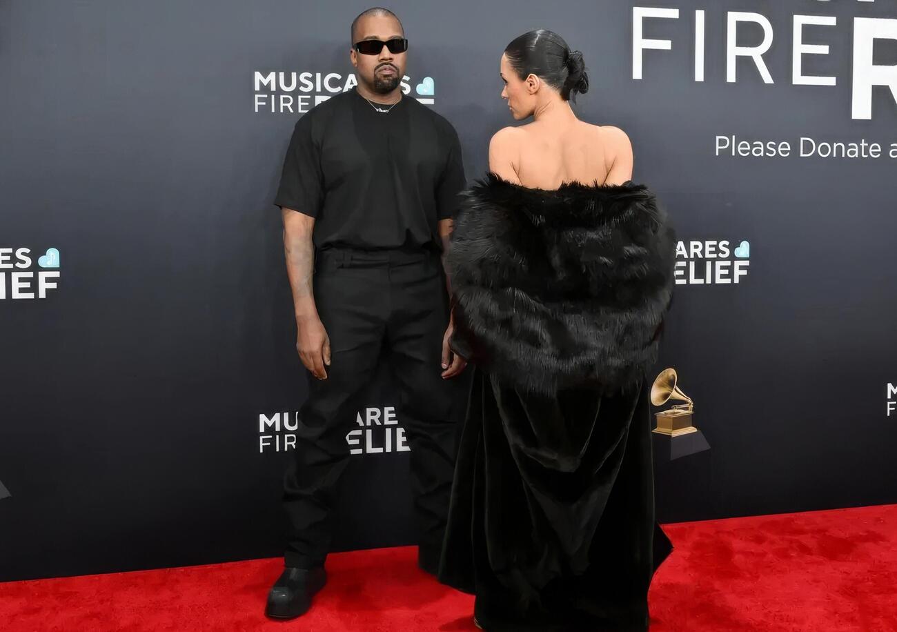 Kanye West prende per il cu*o Bianca Censori o tutti noi? E dopo che era nuda ai Grammy ora arriva il libro sulla moglie? E quella volta in cui se la prese con Kim Kardashian per il look troppo sexy&hellip;