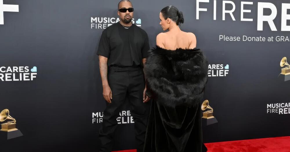 Kanye West prende per il cu*o Bianca Censori o tutti noi? E dopo che era nuda ai Grammy ora arriva il libro sulla moglie? E quella volta in cui se la prese con Kim Kardashian per il look troppo sexy&hellip;