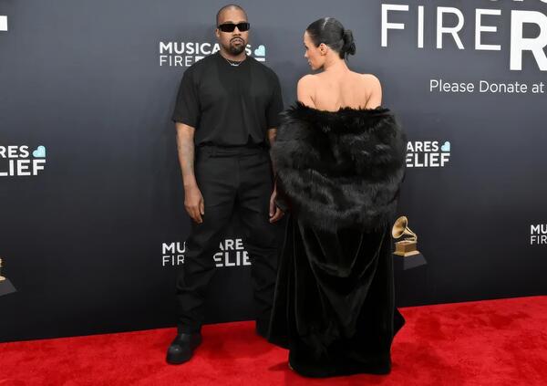 Kanye West prende per il cu*o Bianca Censori o tutti noi? E dopo che era nuda ai Grammy ora arriva il libro sulla moglie? E quella volta in cui se la prese con Kim Kardashian per il look troppo sexy&hellip;