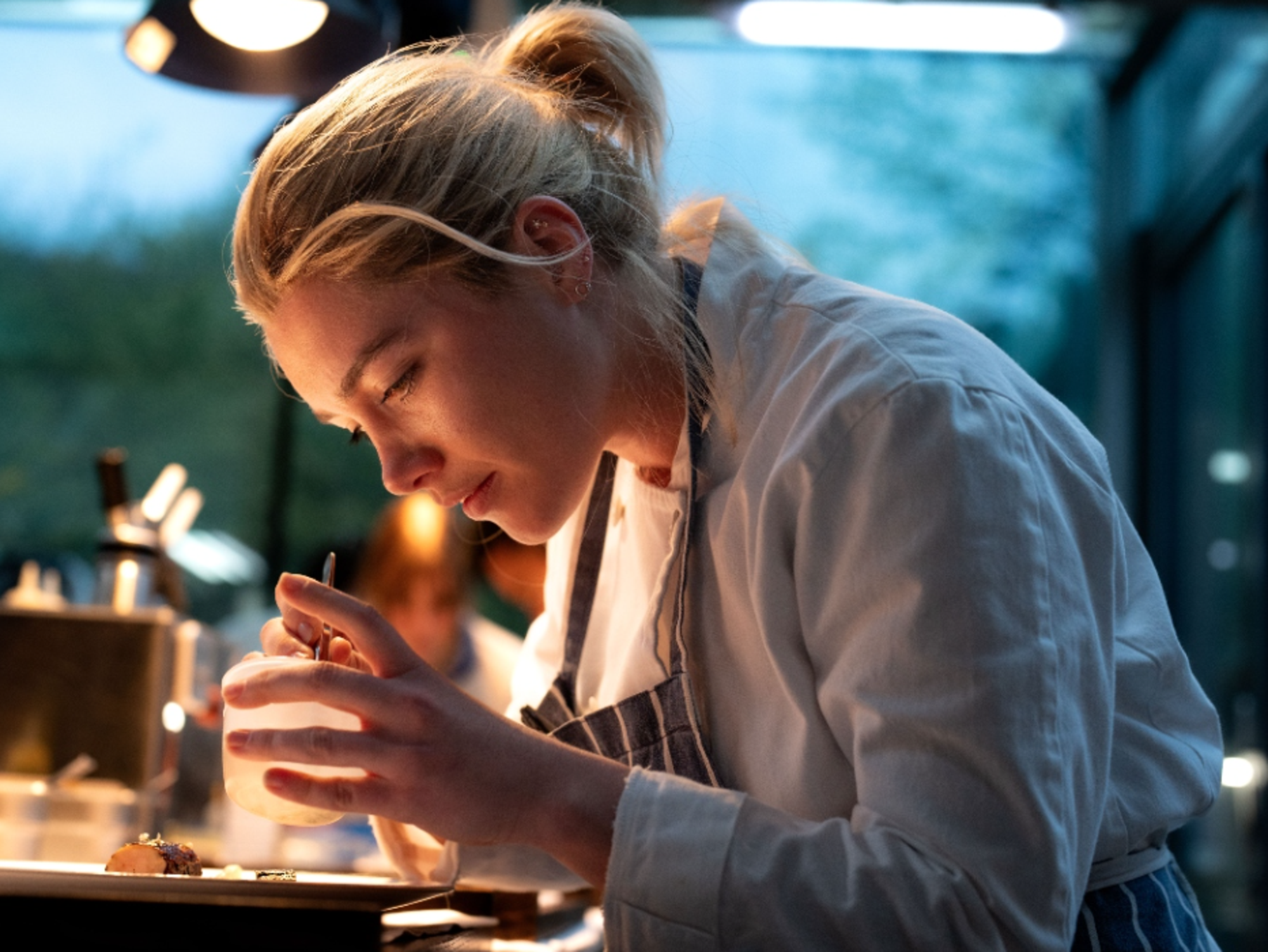 Florence Pugh è Almut Brühl in "We Live in Time"