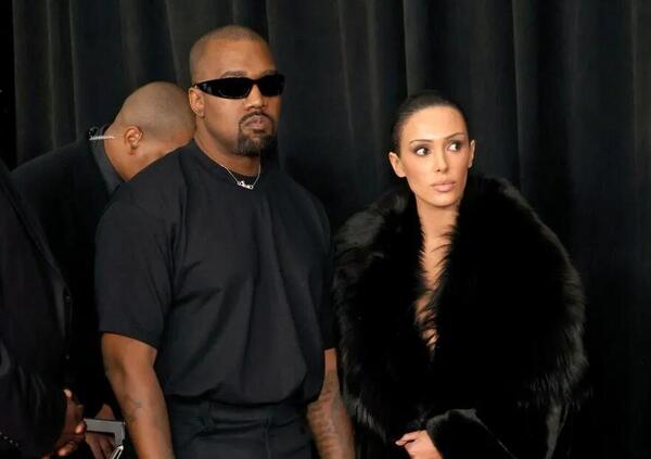 Kanye West con Bianca Censori all&rsquo;attacco del Super Bowl Nfl e della rivale Taylor Swift come ai Grammy? Intanto Ye celebra e difende la moglie: &ldquo;Intelligente, coraggiosa e&hellip;&rdquo;