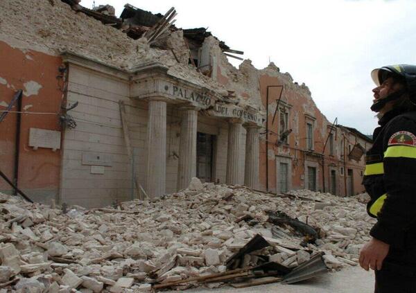 Terremoto Napoli, perch&eacute; in Italia le scosse ci fanno ca*are sotto mentre in Giappone ogni sisma pi&ugrave; forte non provoca disastri? Vi sveliamo il trucco: funziona ma... 