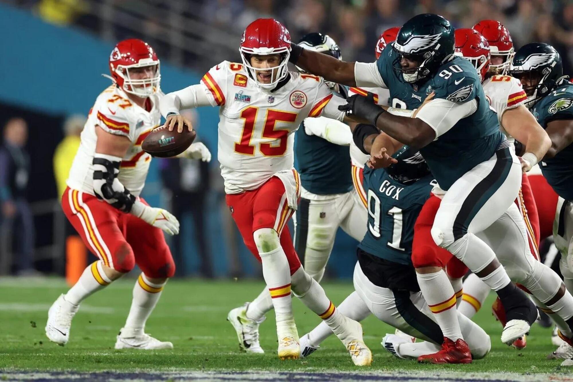 Mahomes alle prese con la difesa degli Eagles