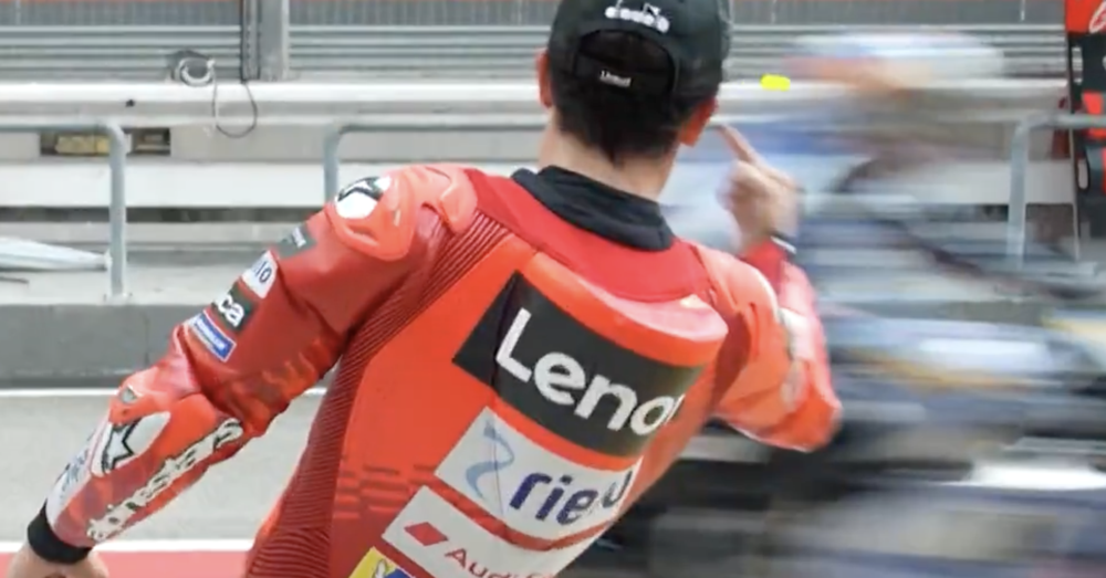 &ldquo;Ci vediamo a Buriram&rdquo;: la promessa dei Marquez e quel dito medio &ldquo;paparazzato&rdquo; a Sepang. Per fortuna la MotoGP non &egrave; la F1&hellip;