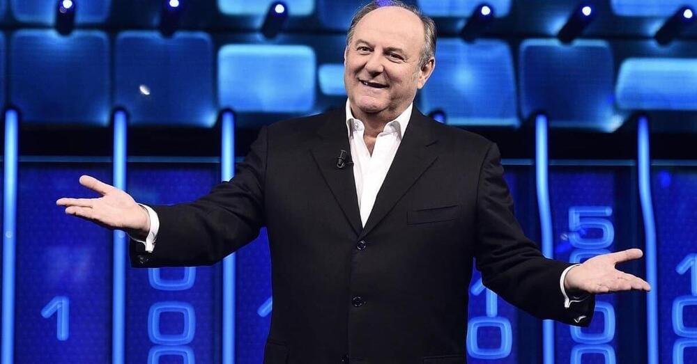 Gerry Scotti sul palco dell&rsquo;Ariston? MOW l&#039;ha anticipato un anno fa! E se dopo Carlo Conti fosse lui il conduttore di Sanremo 2026? C&#039;entra la sentenza del Tar (con ricorso Rai), Mediaset e una soffiata...