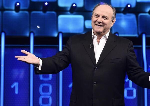 Gerry Scotti sul palco dell&rsquo;Ariston? MOW l&#039;ha anticipato un anno fa! E se dopo Carlo Conti fosse lui il conduttore di Sanremo 2026? C&#039;entra la sentenza del Tar (con ricorso Rai), Mediaset e una soffiata...