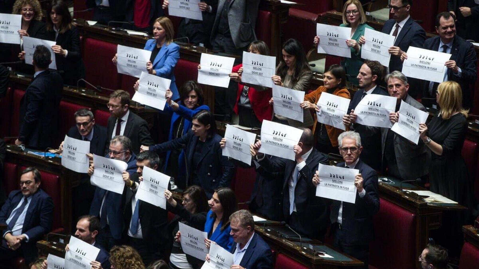 Giorgia Meloni contestata in Parlamento dopo il caso Almasri