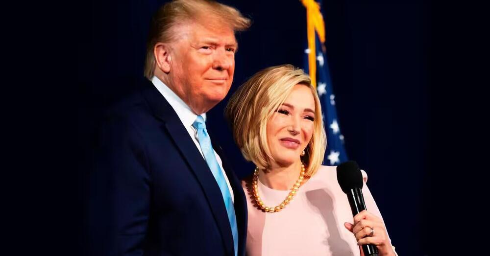 Oh ma quanto &egrave; fi*a Paula White? Nuova consigliera spirituale di Trump, pensa che la ricchezza sia un dono da Dio, si veste di bianco, fisico sodo. Ma dove siamo, in un episodio di The Boys?