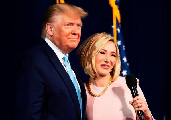 Ok, chi caz*o &egrave; Paula White, la consigliera spirituale di Donald Trump? Dal nuovo incarico nell&rsquo;Ufficio della fede alla &ldquo;teologia della prosperit&agrave;&rdquo; che ha sedotto il presidente&hellip; Meglio di un episodio di The Boys